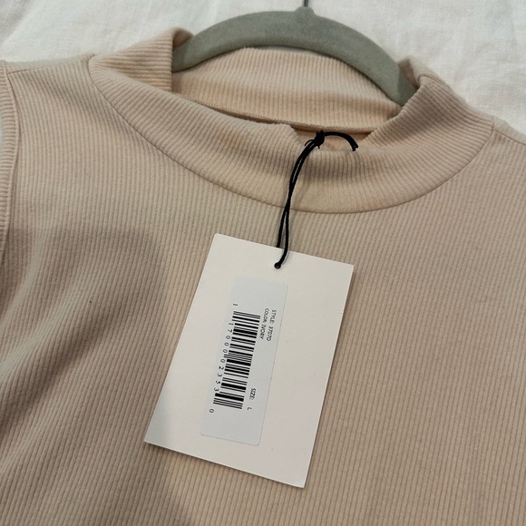Beige mock neck crop top - Picture 2 of 3